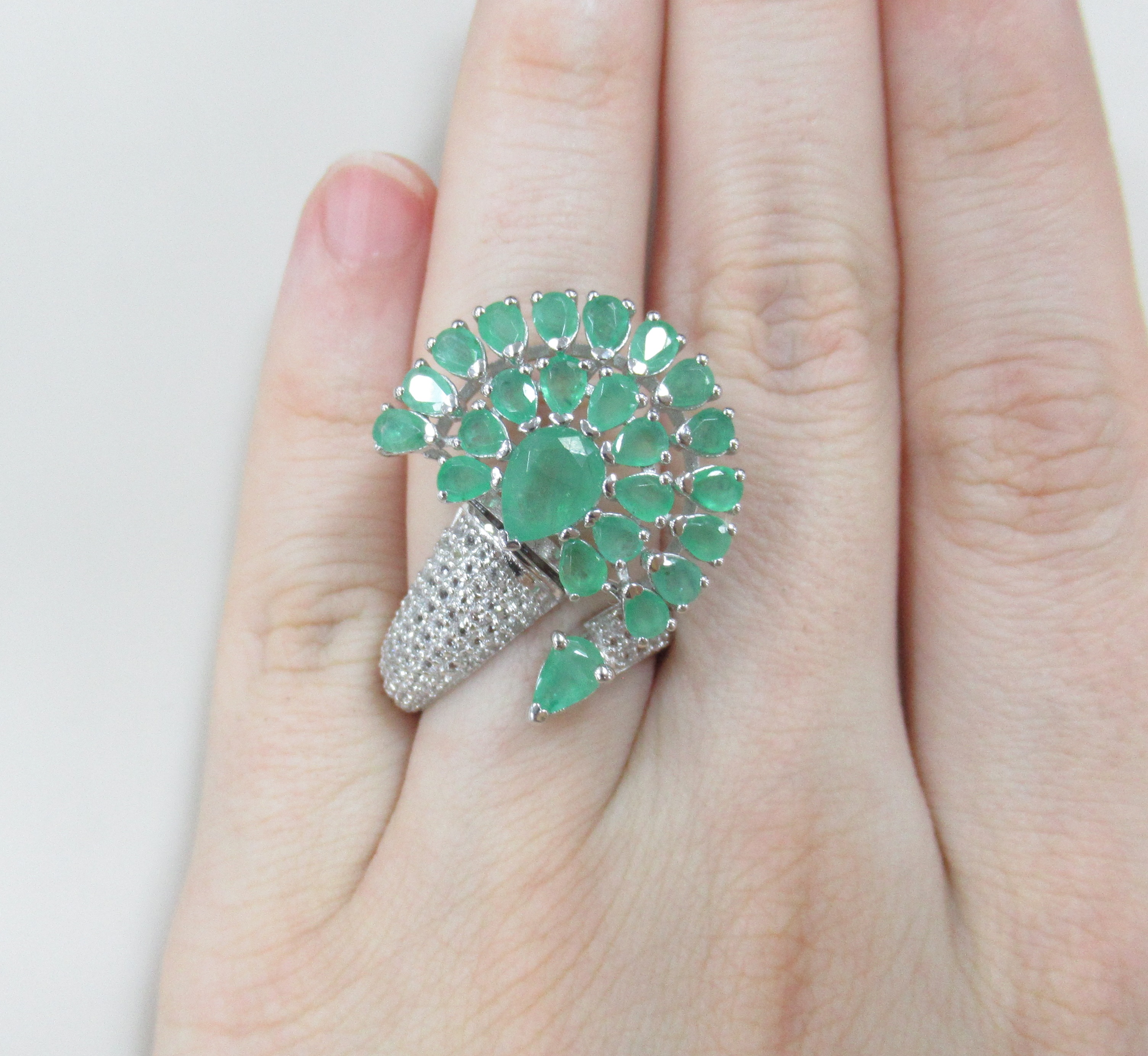 Серебряное незамкнутое кольцо с изумрудами